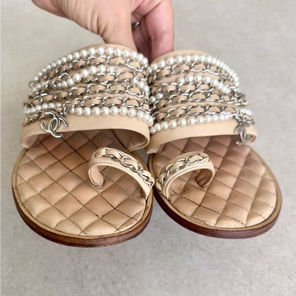 Chanel CC Logo Charm Lambskin Pearl Chain Flat Beige Sandals EU 39C Toe Ring - Picture 3 of 13